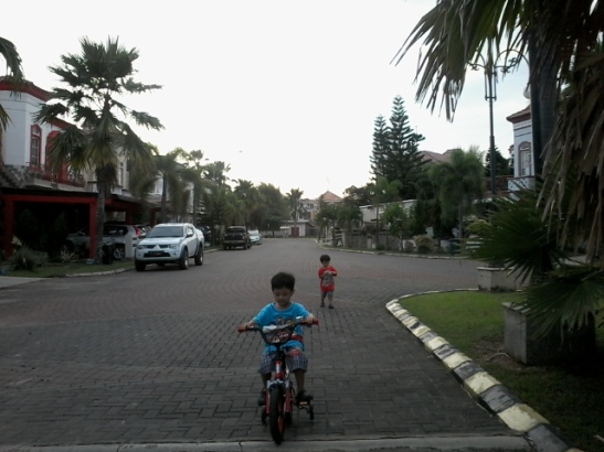 ...dan (akhirnya) bisa melepas Rakata naik sepeda dengan tenang karena jalanan di sini superrata :D
