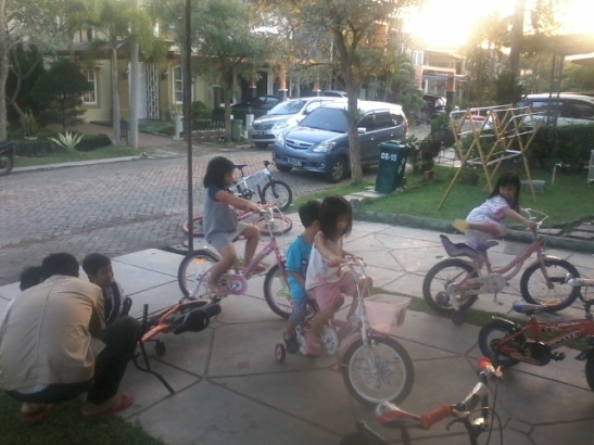 Tiap anak pasti punya sepeda